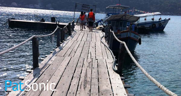 เที่ยวเกาะนางยวน-สมุย : เดินไปขึ้นเรือเตรียมออกไปดำน้ำตื้นรอบเกาะเต่า