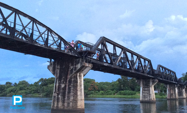 วิวจากโป๊ะด้านล่างสะพานข้ามแม่น้ำแคว กาญจนบุรี