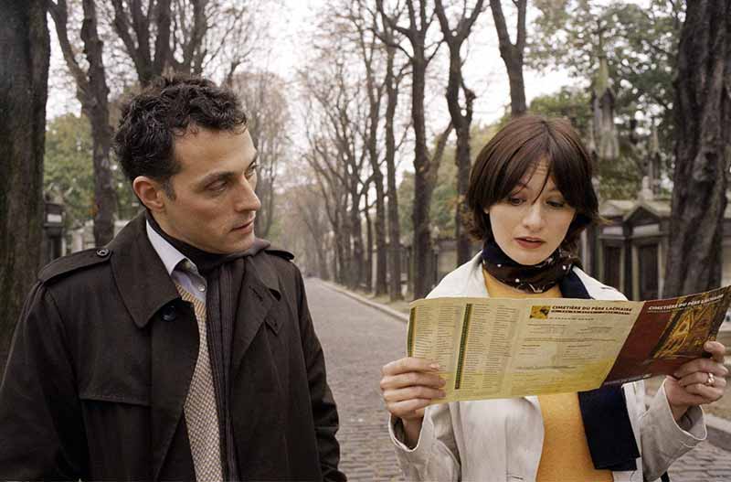 Rufus Sewell and Emily Mortimer ในหนัง Paris, Je t'aime