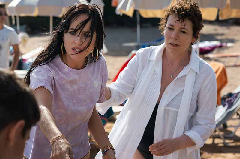 Olivia Colman และ Dakota Johnson ในหนังเรื่อง The Lost Daughter