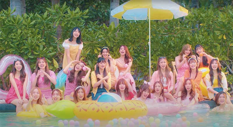 ภาพจากมิวสิควิดีโอของเพลงหลัก Sayonara Crawl ของ BNK48