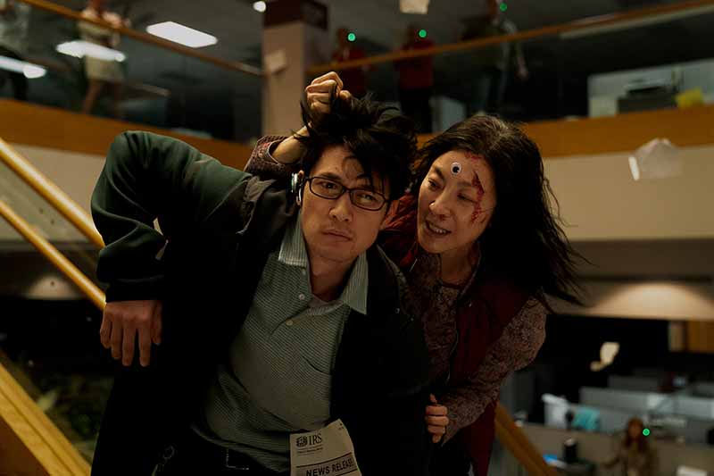Michelle Yeoh และ Ke Huy Quan จากหนัง 'Everything Everywhere All at Once'