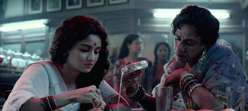 Alia Bhatt และ Vijay Raaz จากหนังเรื่อง 'Gangubai Kathiawadi'