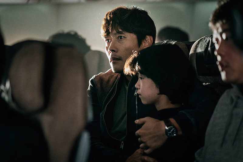 อีบยองฮอน กับบทพ่อที่กำลังพาลูกสาวไปเที่ยวฮาวาย ในหนังฟอร์มยักษ์ ไฟลต์คลั่ง ฝ่านรกชีวะ