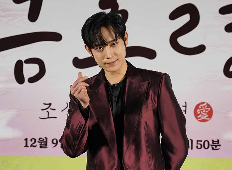 คิมยองแด ผู้แสดงเป็น อีฮอน กษัตริย์แห่งโชซอน ในซีรีส์ คู่วิวาห์ต้องห้าม